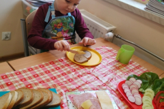 Przedszkolaki-przygotowuja-wiosenne-kanapki-1