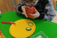 Przedszkolaki-przygotowuja-wiosenne-kanapki-11