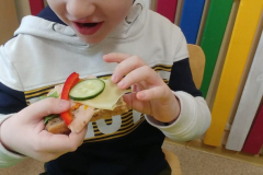 Przedszkolaki-przygotowuja-wiosenne-kanapki-12