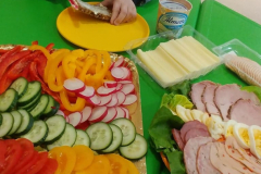 Przedszkolaki-przygotowuja-wiosenne-kanapki-14