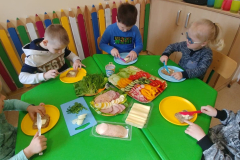 Przedszkolaki-przygotowuja-wiosenne-kanapki-15