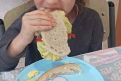 Przedszkolaki-przygotowuja-wiosenne-kanapki-4