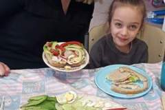 Przedszkolaki-przygotowuja-wiosenne-kanapki-6