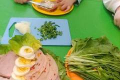 Przedszkolaki-przygotowuja-wiosenne-kanapki-9