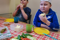 Przedszkolaki-przzygotowuja-wiosenne-kanapki-2